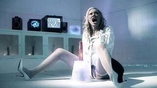 Im Labor wird die geile von allen Seiten gefickt