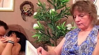 Reifes deutsches Paar treibt es vor der Putzfrau und sie muss mitmachen