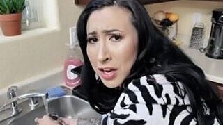 Banging my big-boobed cougar stepmother while she doing dishes